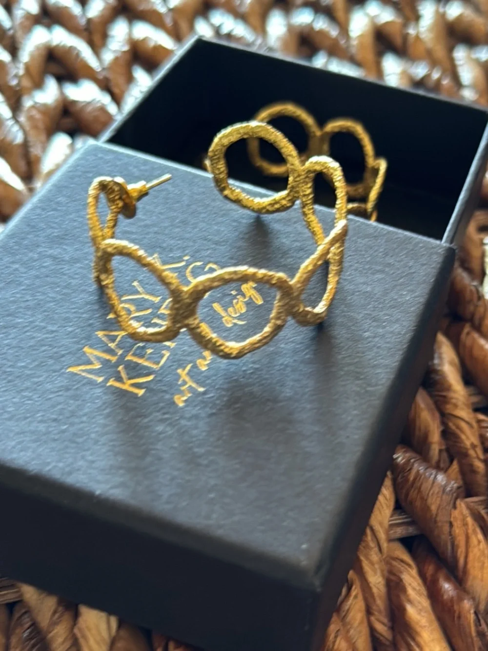 *NEW Rare Mary K. Kendig Gold Textured Open Circle Hoop Earrings